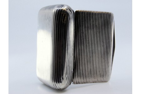  Caixa de rapé em prata canelada e tampa articulada.